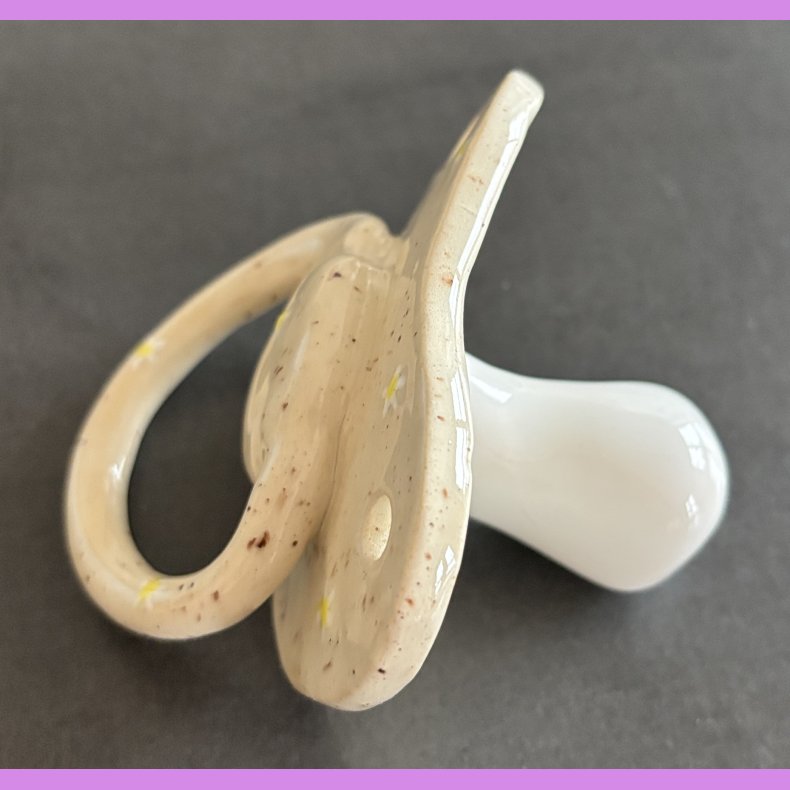 Sut cremefarvet  med sm� margueritter.