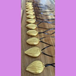 rets mandel trof mini med snor- Guld rstal - Sofie