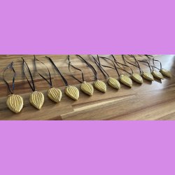 rets mandel trof mini med snor- Guld rstal - Sofie