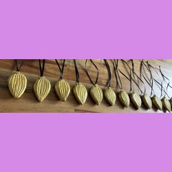 rets mandel trof mini med snor- Guld rstal - Sofie