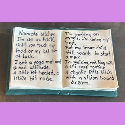 Namaste Bitches bog i gr�n