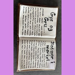 B�ger i keramik- Nr. 3 - med tekst - Gys og gru