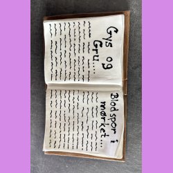 B�ger i keramik- Nr. 3 - med tekst - Gys og gru