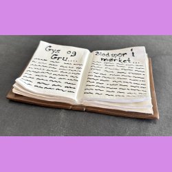 B�ger i keramik- Nr. 3 - med tekst - Gys og gru
