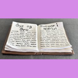 B�ger i keramik- Nr. 3 - med tekst - Gys og gru