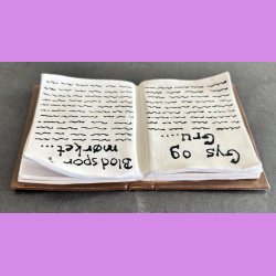 B�ger i keramik- Nr. 3 - med tekst - Gys og gru