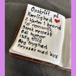 Bog i keramik- Nr. 6  - med s�d tekst - Opskrift p� k�rlighed 