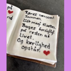 Bog i keramik- Nr. 6  - med s�d tekst - Opskrift p� k�rlighed 