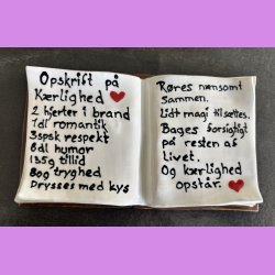 Bog i keramik- Nr. 6  - med s�d tekst - Opskrift p� k�rlighed 