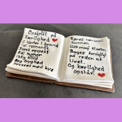 Bog i keramik- Nr. 6  - med s�d tekst - Opskrift p� k�rlighed 