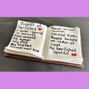 Bog i keramik- Nr. 6  - med s�d tekst - Opskrift p� k�rlighed 