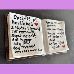 Bog i keramik- Nr. 6  - med s�d tekst - Opskrift p� k�rlighed 
