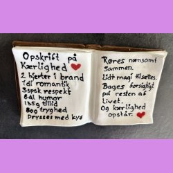 Bog i keramik- Nr. 6  - med s�d tekst - Opskrift p� k�rlighed 