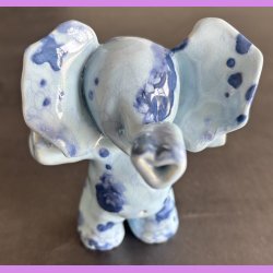 Elefant stende - Lysebl med bl prikker