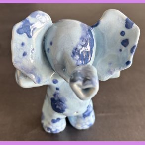 Elefant stende - Lysebl med bl prikker