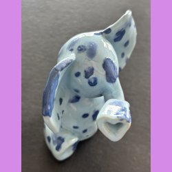 Elefant siddende - Lysebl med bl prikker