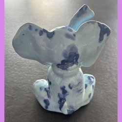 Elefant siddende - Lysebl med bl prikker