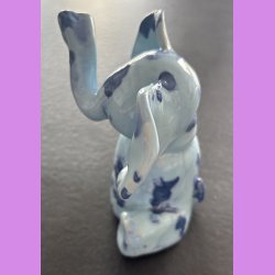 Elefant siddende - Lysebl med bl prikker