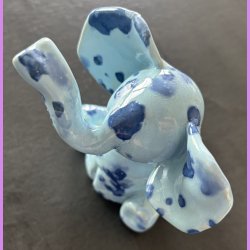 Elefant siddende - Lysebl med bl prikker