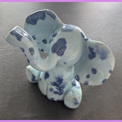 Elefant siddende - Lysebl med bl prikker