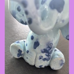 Elefant siddende - Lysebl med bl prikker