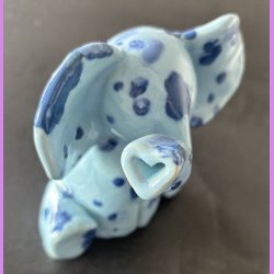 Elefant siddende - Lysebl med bl prikker