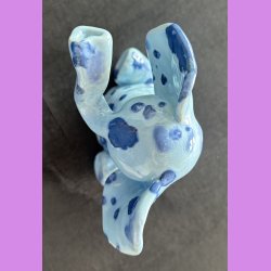 Elefant siddende - Lysebl med bl prikker