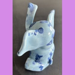 Elefant siddende - Lysebl med bl prikker