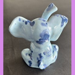 Elefant siddende - Lysebl med bl prikker