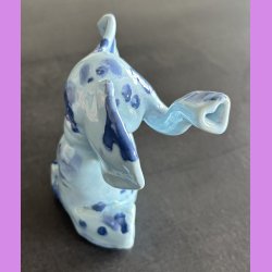 Elefant siddende - Lysebl med bl prikker