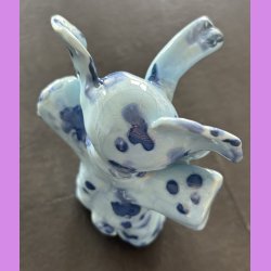 Elefant stende - Lysebl med bl prikker