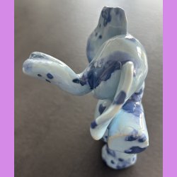 Elefant stende - Lysebl med bl prikker