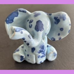 Elefant siddende - Lysebl med bl prikker