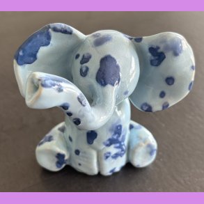 Elefant siddende - Lysebl med bl prikker