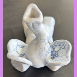 Elefant liggende - mat hvis med bl bobbler