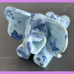 Elefant liggende - Lysebl med bl prikker