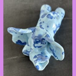 Elefant liggende - Lysebl med bl prikker