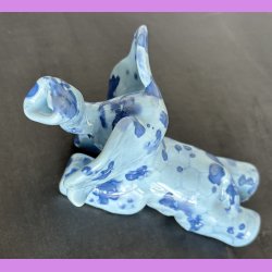 Elefant liggende - Lysebl med bl prikker