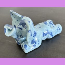 Elefant liggende - Lysebl med bl prikker