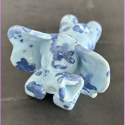 Elefant liggende - Lysebl med bl prikker