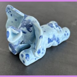 Elefant liggende - Lysebl med bl prikker