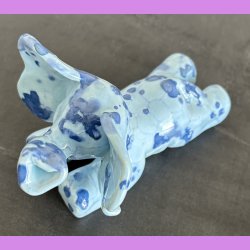 Elefant liggende - Lysebl med bl prikker