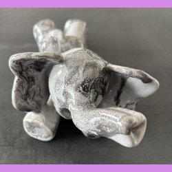 Elefant liggende p maven - Lysegr 