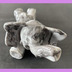 Elefant liggende p maven - Lysegr 