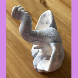 Elefant siddende - mat hvis med bl bobbler