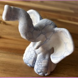 Elefant siddende - mat hvis med bl bobbler