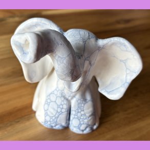 Elefant siddende - mat hvis med bl bobbler