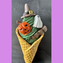 Vaffelis med halloween pynt.