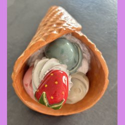 Vaffelis med jordb�r  - Kugler med choko, jordb�r og pistacie,