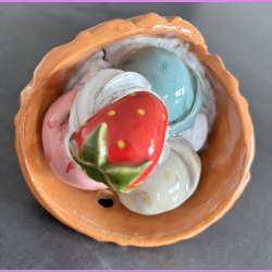 Vaffelis med jordb�r  - Kugler med choko, jordb�r og pistacie,